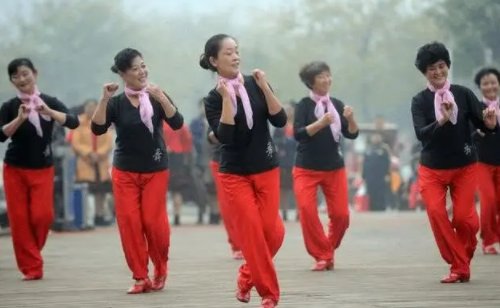 大妈河边跳舞过于陶醉，不小心转晕掉进河里，是谁将其救下的？