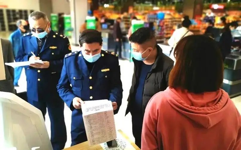 两只狗在操作台偷吃，商家当没看见！食品问题频发，监管部门存在哪些确实？