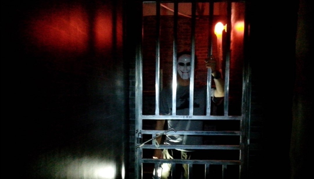 男子玩密室逃脱被NPC咬了两口，这个问题你怎么看？