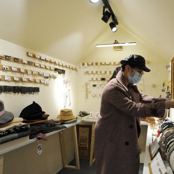 长春现“共享衣橱” 以租代买，为什么会受年轻人的青睐？