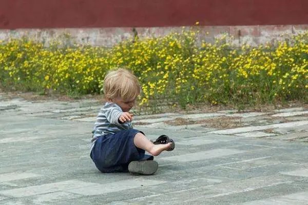 西安大妈带孩子时拉着童车转圈导致孩子摔倒，她的做法有哪些不妥？