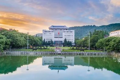 中南大学实验室发生事故，一博士生身体大面积烧伤，导致事故的原因是什么？