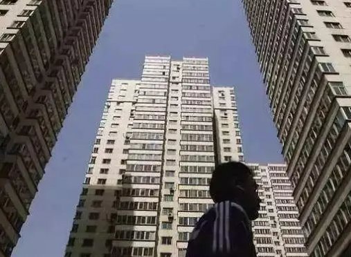 房租补涨！年轻人开始租酒店，房东提价，房租就能真的涨起来吗？