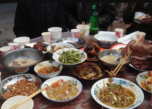 贵州一女孩晒农村婚宴却被吐槽环境差，对此你怎么看？