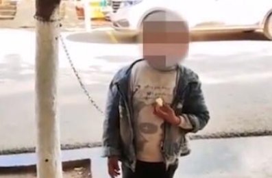 云南一男孩被铁链套脖锁树旁，被锁男孩的家世有多凄惨？