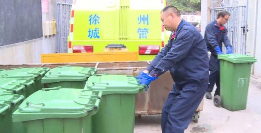 江苏徐州，一69岁垃圾站女工从监控中消失，家属对此事有何怀疑？