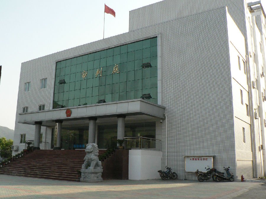 医院原院长伪造CT诊断意见书逾千次并骗保，他需承担哪些法律责任？