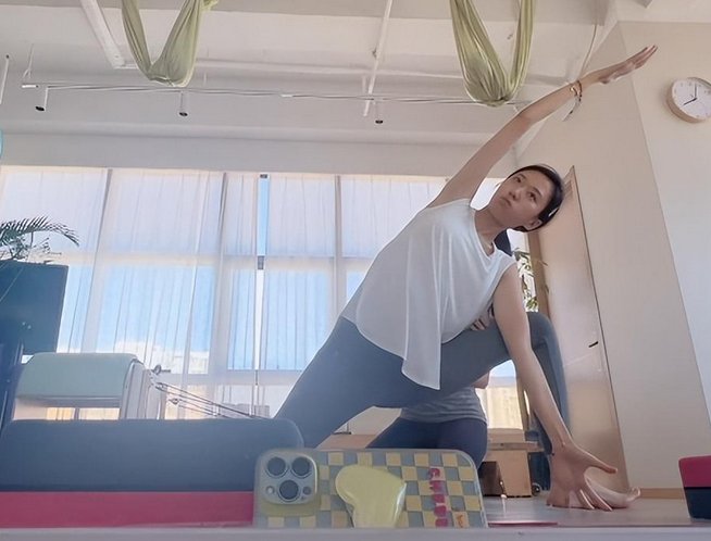 闫学晶儿媳挺孕肚做瑜伽，素颜出镜皮肤白皙，她的身份背景是什么？