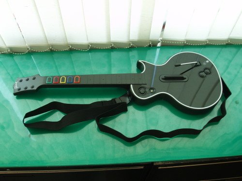 吉他英雄6在XBOX360上能玩吧？听说要吉他。我有一把1700的fanndec电吉他，要怎么连接XBOX？