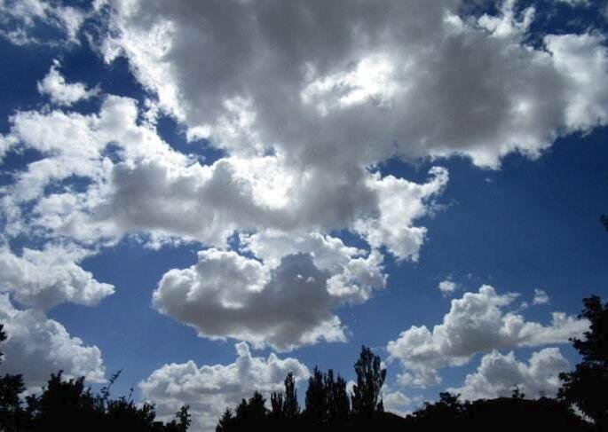 宠辱不惊，看庭前花开花落；去留无意，望天上云卷云舒。