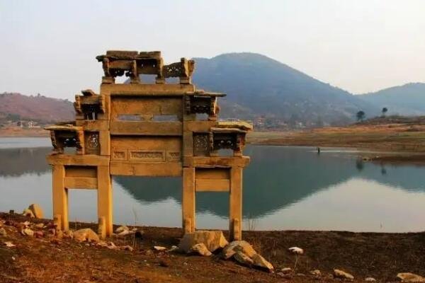 湖北石家晚水库出现清代古牌坊，当初是如何被没入水中的？