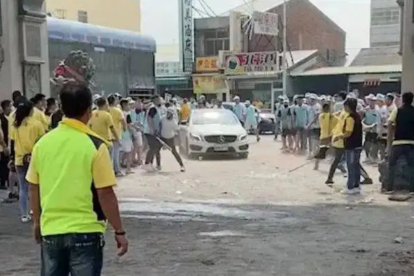 台湾一宫庙前近200人打群架，他们为什么会打架？
