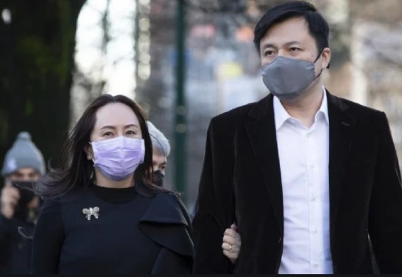 陪孟晚舟下飞机的是谁？