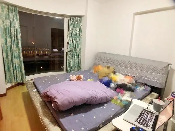 可怕！女子发现男子深夜卧室窗外疑偷窥，背后哪些细节让你细思极恐？