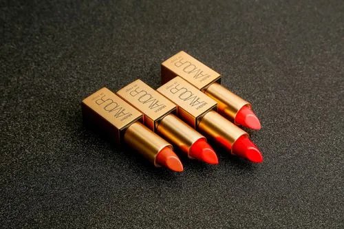 小伙偷合租女同事口红送女友：经济不太宽裕！该不该和其分手？