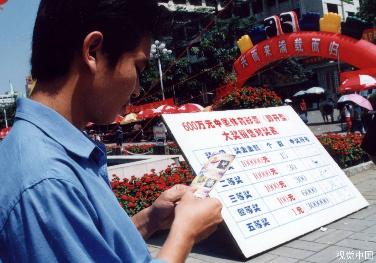 河南男子去年中千万没花完今年又中千万，他在领奖的时候是什么样的？