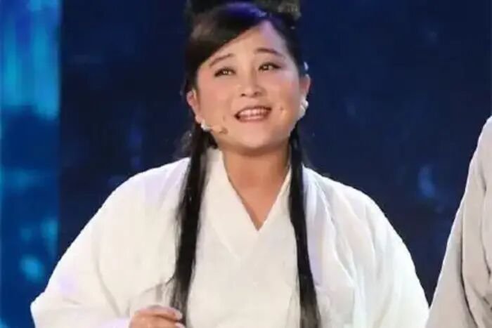 贾玲穿紫色公主裙录综艺被偶遇,网友视角下的她状态如何?