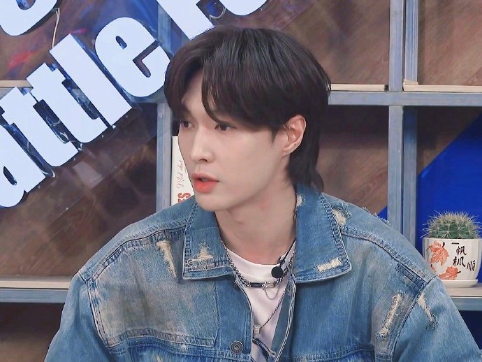 张艺兴在12年前用电脑和韩庚合影，他们之间的关系怎么样？