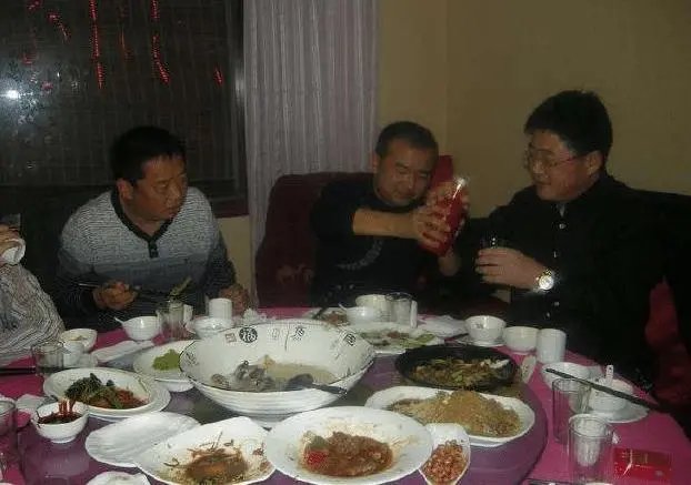 女子吃饭遇上抠门店家阿姨，切肉好似假动作，商家的行为如何定性？