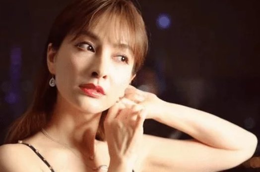 《百变大咖秀》吴昕模仿泰勒斯威夫特，你感觉她的模仿怎么样？