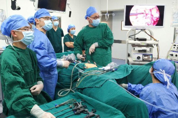 绵阳一29岁女子做妇科微创手术身亡，医院是否需要为此担责？