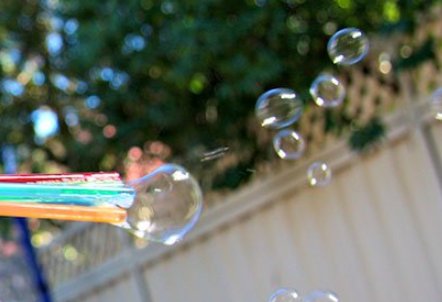 制作泡泡水的时候,往水里加什么能让泡泡吹得更大盐蜂蜜