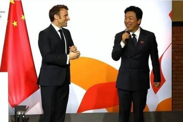 马克龙与黄渤握手黄渤秀了句法语