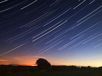 令人惊叹！巨大流星深夜划过英国上空，这样的现场是否很常见？