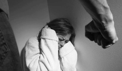 四川一怀孕女子被男子拖入电梯，该男子的行为在法律中如何定性？