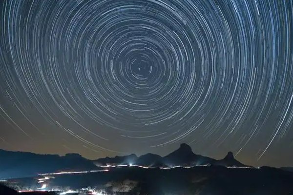 千里通电话打一成语是什么？