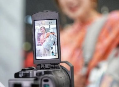 少年打赏主播4万元全部追回，还获赠一套试卷！家长该如何正确引导孩子？