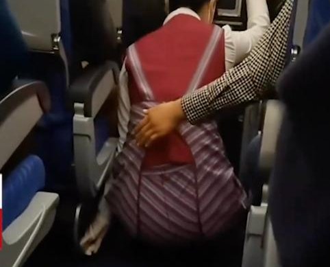 安徽一航班女乘客伸手保护下蹲避险空姐，从乘客的举动中体现出了什么？