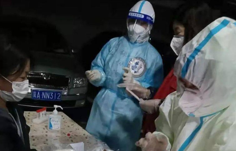 男子抗疫去世40天，家人不敢告诉脑梗父亲，这名男子为抗疫付出了什么？