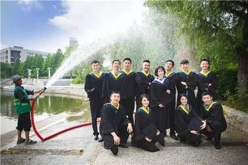 如何看待本科生带老婆孩子拍毕业照成网红的行为?