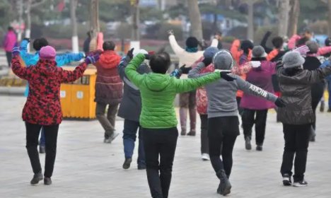 大妈河边跳舞过于陶醉，不小心转晕掉进河里，是谁将其救下的？