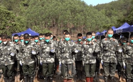 救援人员用手一点点挖出遗物，他们用举动表达了对逝者怎样的尊重？