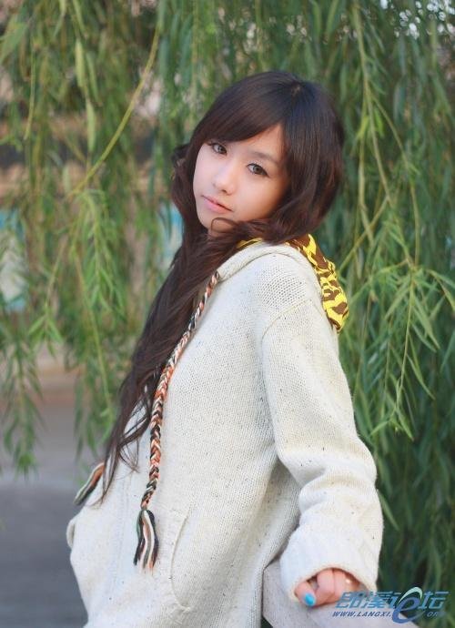 网络歌手小凌的全部资料，和照片，谢谢知道的朋友麻烦告诉下。