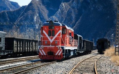 火车进站静态美和动态美五十字左右的句子？