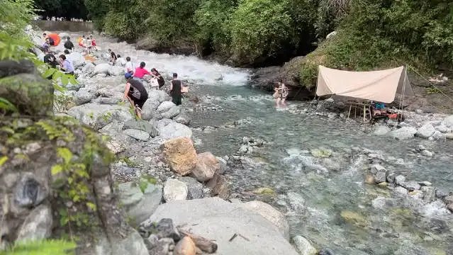 彭州山洪发生前，管理人员大喊跪求大家快走，为何依旧被无视？