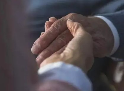 贵州一爷爷去世5岁孙子偷偷跪拜，你怎么看待家人的生离死别？