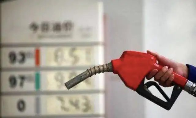 “两桶油”上半年均日赚4亿元，这意味着什么？年底会亏损吗？