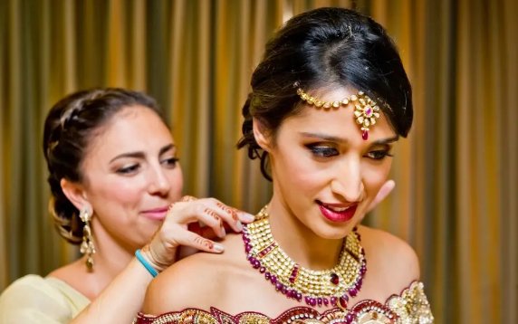 婚礼停电惹祸，印度姐妹花“摸黑嫁错郎”，类似的情况该如何避免？