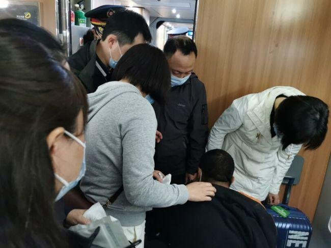 动车乘客突发疾病遇上55名医生，交通工具上突发疾病一般会怎么处理？