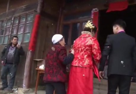 贵州一女孩晒农村婚宴却被吐槽环境差,对此你怎么看?