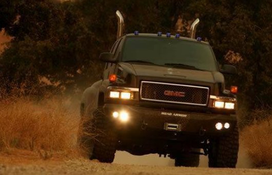 变形金刚3 里面的那个叫铁皮的 皮卡车是什么牌?