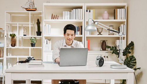 员工居家办公被公司用摄像头盯梢,你愿意居家办公吗?