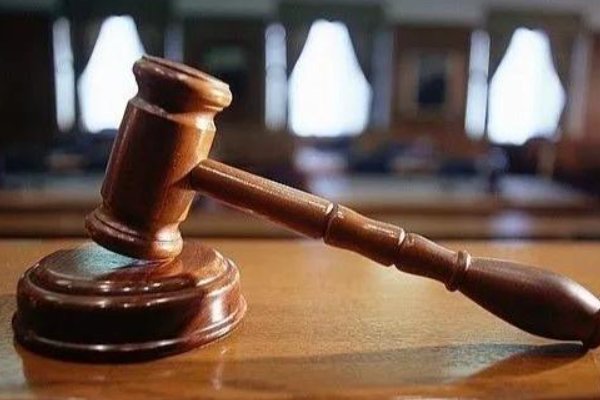 上海父亲长期家暴并霸占精神病女儿房子，这位父亲的行为是否已经违法了？