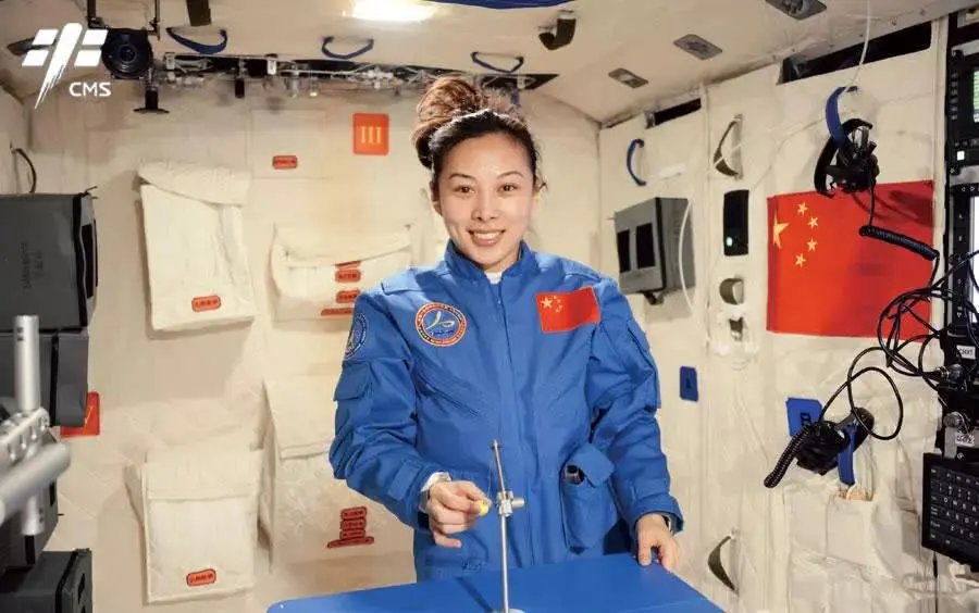 王亚平又做了跟水有关的实验，在太空拧毛巾会发生什么呢？