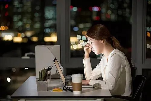 上海一员工入职首日主动加班到凌晨，结果只为行窃，目前该名男子被抓了吗？