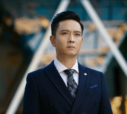 他力压张国荣拿下影帝,与妻子相恋30年零绯闻,56岁现状如何呢?